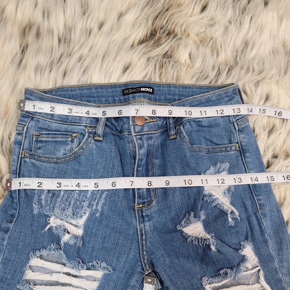 Fashion Nova distressed jeans size 3 - Picture 5 of 10